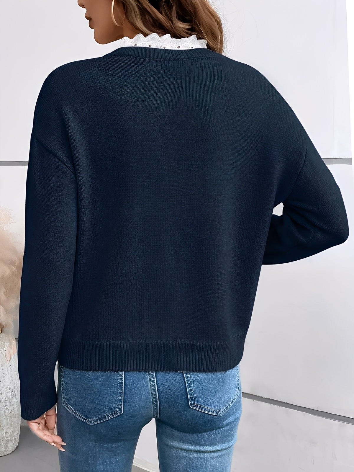 Pull femme encolure dentelle maille douce silhouette épurée